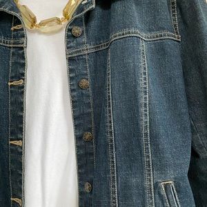 Excellent Jean Jacket.  Slightly nipped waist